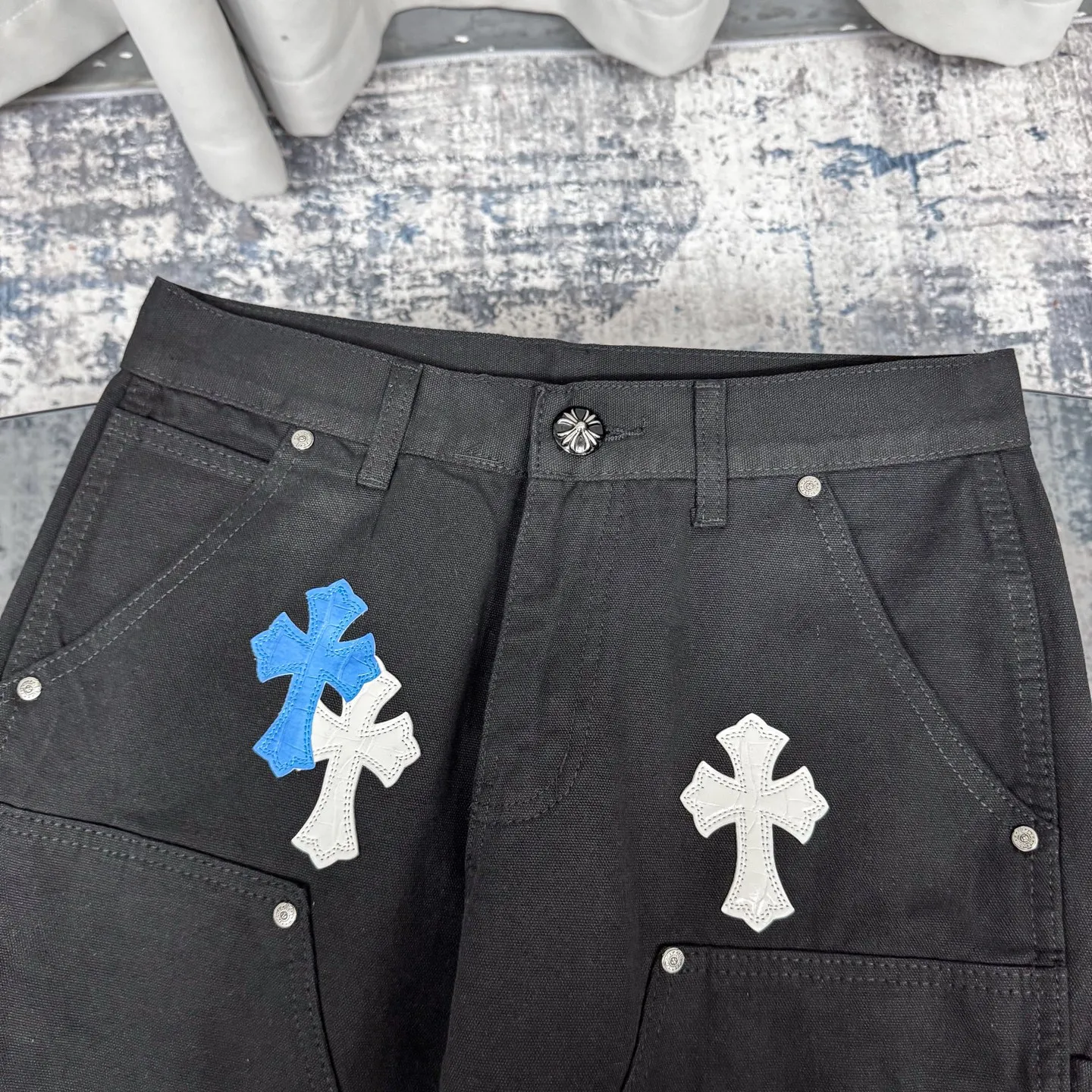 P280 Chrome Hearts/Chrome Hearts 25FW CH Workwear Logging Big Cross Leather Limited Edition Jeans (Black) Chrome Hearts are the most popular pants in color. Made of beaded canvas fabric, heavy washing makes the upper body of the fabric more textured and the pants are tall and straight! The three-dimensional cutting of the whole trousers is a masterpiece! The hardware is customized by zp. The beaded canvas fabric is thick and soft after being washed. It has good breathability. Customized small leather label. Unique design. The details are simple and elegant, and the workmanship is exquisite. The whole trousers are neatly routed and the details are in place! It’s so cool that both men and women can easily control the genderless trend!  Color: black Size: 28/30/32/34/36 Waist: 69/74/79/84/89 Knee: 50/51.5/53/54.5/56 Pants length: 102/104/106/108/110